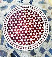Handgefertigte marokkanische Mosaik-Tischplatte, umweltfreundlich, langlebig, mehrfarbige Zellige-Fliese 14x14, Glas-Metall, für Innen- und Außenbereich geeignet