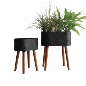 Ensemble de 2 jardinières modernes en métal noir pour intérieur et extérieur avec supports en bois, pots à fleurs sur pied avec motif géométrique en relief - Product Image 1