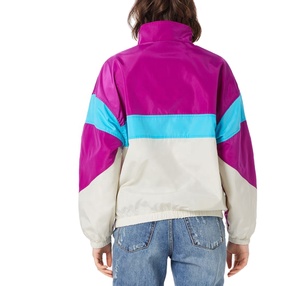 Chaqueta cortavientos de poliéster para mujer, estilo urbano, al por mayor, personalizada, con media cremallera, informal, con bloques de color, de nailon, tipo jersey. - Product Image 2
