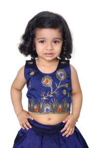 ชุดเลเฮนกาโชลีปักลายแบบดั้งเดิมสำหรับเด็กผู้หญิง แฟชั่นโชรยัม |   ชุดแต่งงานแบบอินเดียสำหรับเด็ก ยาวกรอมพื้น |   ผ้าไหมซาตินสีน้ำเงิน - Product Image 4