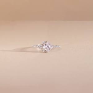 Anillo de compromiso de corte redondo de tres piedras chapado en oro de 14 quilates personalizado de oro sólido cultivado en laboratorio con certificación CVD para boda de mujer - Product Image 2