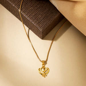 Colgante Religioso Khanda de Oro con Cadena, Listo para Regalar - Product Image 1