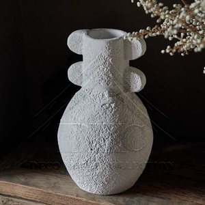Vase à fleur en métal de qualité supérieure avec un look tendance et un fini enduit de poudre noire et un design distinctif pour les intérieurs de luxe - Product Image 4