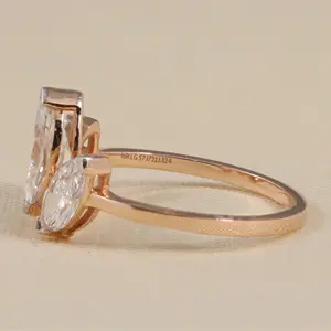 Anillo de Compromiso de Tres Piedras con Diamante de Laboratorio Corte Marquesa en Plata de Ley y Oro con Claridad VS1 - Product Image 5