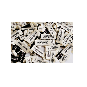 Étiquettes tissées personnalisées de qualité supérieure pour l'identification des vêtements avec une structure de fil solide, une inscription claire et une durabilité longue durée - Product Image 1