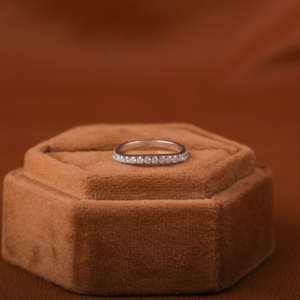 Bande de mariage en diamant cultivé en laboratoire en or blanc massif 14 KT pour femmes avec bande de bijoux à la mode minuscule coupe ronde 0.7 CT pour les femmes - Product Image 6