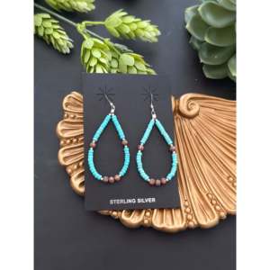 Boucles d'oreilles pendantes style Navajo en turquoise et cuivre, perles graduées de forme goutte d'eau, fabrication mécanique - Product Image 1
