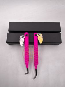 แหนบปลายแหลมสำหรับต่อขนตาแบบเคลือบสีชมพูร้อน 90 องศา ขายส่ง พร้อมบริการสั่งทำพวงกุญแจโลโก้ อุปกรณ์เสริมความงาม - Product Image 4