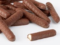 Galletas Milka Lila Stix, Chocolate Duro con Avellanas, Frutas y Nueces Horneadas, Caja de 112g, Listas para Comer, Exportación de Alemania