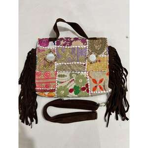 Sac à main fourre-tout décontracté pour filles, fait main, en cuir patchwork, avec broderie décorative, à rabat et deux sangles, idéal pour les fêtes, la plage et les vacances - Product Image 1