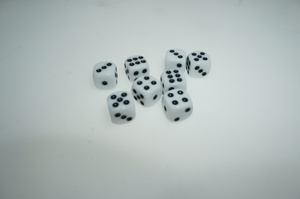 AUSTOR 100 piezas dados 12mm 6 lados redondos y cuadrados juego de dados para Tenzi, <span class=keywords><strong>Farkle</strong></span>, Yahtzee, Bunco o enseñanza de matemáticas - Product Image 3