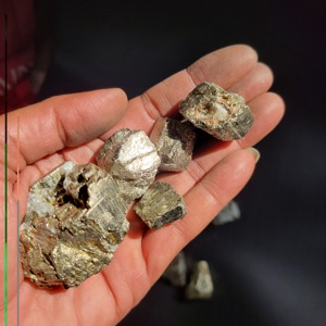 Piedras de Pirita Peruana al por Mayor, Gemas de Oro de los Locos, Trozos Tallados, Amuleto de Amor, Feng Shui, Sanación, Decoración del Hogar, Paquete a Granel Natural - Product Image 1