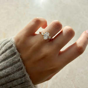 Anillo de Compromiso AURALUXURIA con Tres Diamantes Ovalados de Laboratorio de 1.65 TCW, Diamantes Laterales en Forma de Cometa, Certificado IGI, Color D, Corte Excelente - Product Image 5