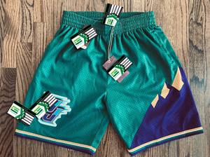 Shorts de basket-ball pour hommes en maille rétro en polyester, 6 pouces, entraînement en salle de sport, personnalisés, sublimés et brodés - Product Image 2