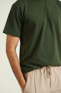 Camiseta Casual de Algodón para Hombre, Corte Regular, Color Verde Oliva, Manga Corta, Cuello Redondo, Estilo Jersey de Punto, Color Sólido - Product Image 4