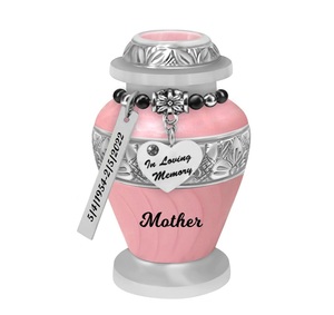 Urne commémorative rose tourbillonnée avec option de gravure de charmes d'amour, comprend un sac de protection, urnes en aluminium pour les cendres humaines - Product Image 1
