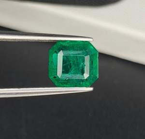 2CTS émeraude naturelle zambienne de haute qualité, taille octogonale. Belle couleur, pierre à lustrage. - Product Image 1