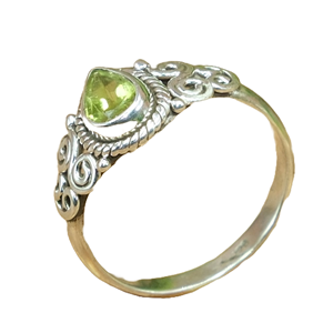 Anillo de Plata 925 con Peridoto Natural, Diseño Artesanal de Filigrana, Anillo Hecho a Mano, Anillo de Declaración, Regalo para Mujer, Novia, Ella - Product Image 1