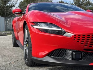 Ferrari Roma Coupé 2022, moteur turbo hybride, transmission intégrale, cuir clair, ACC, aluminium, certifié OEM, propre, peu utilisé - Product Image 3
