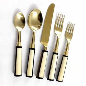 Cubiertos de acero inoxidable con acabado chapado en oro con mango de 2 colores, cubiertos aptos para lavavajillas para uso doméstico en Hotel, juego de 5 uds. - Product Image 1