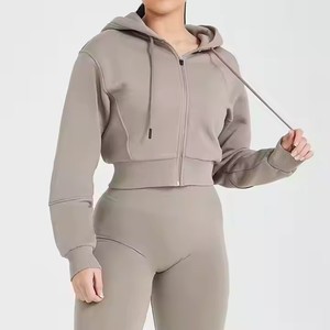 Veste d'athlète noire à fermeture éclair pour femmes Haut de sport court à capuche pour femmes Ropa Deportiva Ensembles de sport pour la salle de sport Hauts courts à capuche - Product Image 1