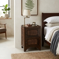 Meuble de rangement moderne minimaliste en bois massif avec panneaux en rotin naturel, table d'appoint d'angle à 2 portes pour appartement, chambre et salon
