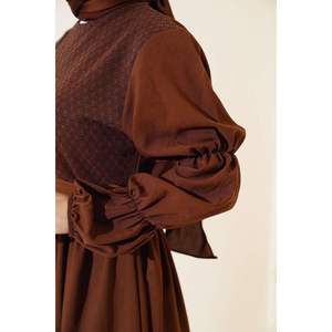 Robe détaillée en tulle sur le devant Marron - Product Image 4