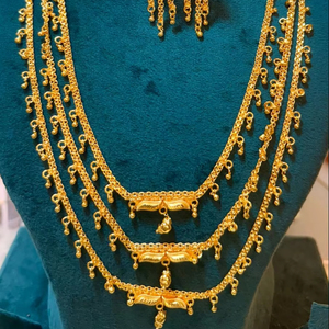 Ensemble de bijoux fantaisie plaqué or 24 carats, style vintage américain et français, comprenant collier, boucles d'oreilles, bracelets et peignes en cuivre - Product Image 1