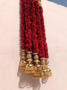 Décoration de festival de mariage indien cloches Kaleera dorées lourdes guirlande de fleurs en tissu rouge artificiel - Product Image 2