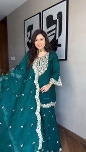 Mujeres de calidad superior que estilizan Salwar Kameez paquistaní con Dupatta para el desgaste del partido y de la boda disponible en los precios al por mayor - Product Image 5