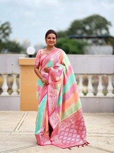 Saree de seda Banarasi suave para adultos Diseño multicolor de impresión digital con borlas de borde de contraste de Palau ricas en el extremo - Product Image 2