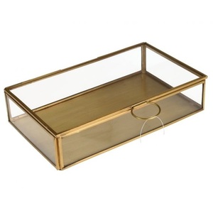 Muestra el brillo de tu colección. Este joyero de cristal finamente elaborado de color dorado ofrece una exhibición clara y elegante.