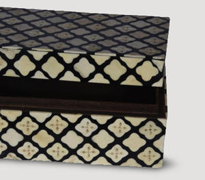 Boîte décorative en bois de luxe artisanale avec un élégant motif en incrustation de quatre feuilles en noir et blanc, rectangulaire, pour souvenirs - Product Image 2
