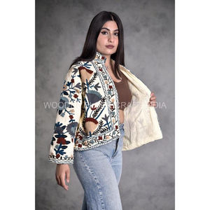 Chaqueta Corta Estilo Blazer de Algodón Suzani Hecha a Mano, Ecológica, Transpirable, con Bordado Floral para Mujer y Niña, con Ribete - Product Image 2