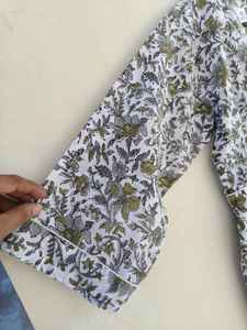 ชุดเดรสผ้าฝ้ายธรรมชาติอินเดียสำหรับผู้หญิง ลายพิมพ์ป่าไม้แบบแฮนด์บล็อก เหมาะสำหรับร้านบูติกและราคาขายส่งจำนวนมาก - Product Image 4