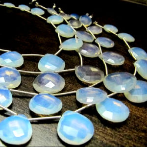 Opale blanche Hydro Quartz forme de coeur Briolette12 à 16mm perles graduées brin 8 pouces de long - Product Image 1