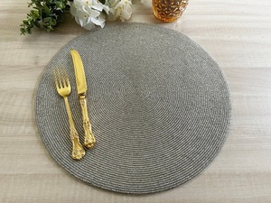 Mantel Individual Redondo Hecho a Mano con Cuentas de Colores en Rojo, Verde, Dorado y Negro, Decoración Festiva para Mesas de Otoño y Fiestas - Product Image 4