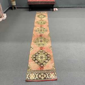 พรมวินเทจ ขนาด 1.7x10.9 ฟุต สีแดงเขียวลายทาง พรมขนสัตว์ตุรกี - Product Image 1