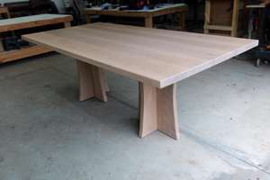 Mesa de Comedor Artesanal de Roble Blanco, Mueble de Madera Maciza con Amplia Superficie Rectangular y Elegante Diseño de Pedestal - Product Image 3