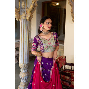 Soie exquise Regal vichitra Lehenga Choli Vêtements ethniques indiens traditionnels détaillés et complexes pour les fêtes de Diwali Intemporels - Product Image 5