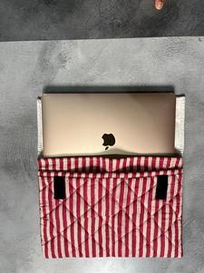 Vente en gros Sac d'ordinateur pelucheux beige matelassé Housse pour ordinateur portable matelassé 15 pouces Housse de transport matelassée Housse pour ordinateur portable pour femmes - Product Image 5