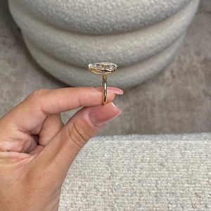 Anillo de Compromiso con Diamante Cultivado en Laboratorio de 7.00 Quilates, Corte Pera, Solitario, Oro Amarillo de 14k, Claridad F VVS1 VVS2, Certificado IGI - Product Image 3