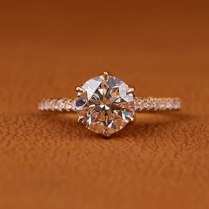 Bague de fiançailles classique en argent sterling 925, 2 carats, 8 mm, couleur D, taille VVS, moissanite, halo caché simple pour femmes, sertissage à griffes - Product Image 1