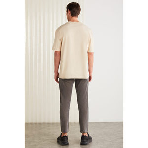 เสื้อยืดคอกลมทรงเข้ารูปผู้ชาย Zeus ผ้าฝ้ายออร์แกนิก สีเบจ แต่งลายปัก - Product Image 6