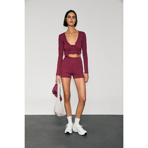 Urban Beat ZERRA Soutien-gorge de sport boutonné à bretelles et détails imprimés en tissu doux et extensible pour femme - Product Image 4