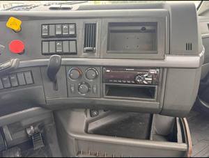 2020 Volvo VNL 300 6x4 T/A Cabina Diurna - Product Image 5