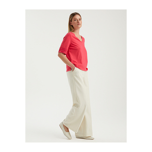 เสื้อยืดผู้หญิงคอวีแขนยาวผ้าซาตินประดับโซ่ - Product Image 1