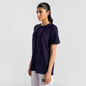 Camiseta Navy GridLock de Algodón Premium, Tejido de Punto Transpirable de 300g, Teñido Liso Comprimido con Impresión de Serigrafía Premium - Product Image 3