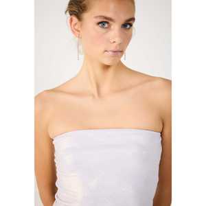 เสื้อครอปท็อปผ้าเงาแบบสบายๆ ไม่มีสาย พร้อมโลโก้ด้านหน้า ความยาวสั้น - Product Image 2