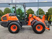 Achetez une chargeuse sur pneus compacte Kubota R090 de qualité | Moteur diesel 65 CV, 4 roues motrices, chargeur frontal | Chargeur articulé de 3,5 tonnes pour la construction